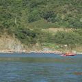 團隊游泳靠左岸之後,由動力救生艇托著各艇,前往彩虹橋途中.