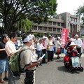 圖第一人為言論自由聯盟主席蕭忠漢參加國軍冤案真調會於九月二日上午十點赴行政院的記者會。 

