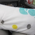 Hello Kitty抱枕，外面枕頭可帶回家，但枕頭要留給長榮唷！
