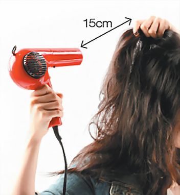 ●吹風機最好距離頭髮約15公分吹整●記者陳立凱／攝影