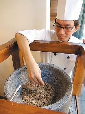 ●吳寶春從日本引進磨麥機，研磨台灣本土小麥。記者謝梅芬／攝影●