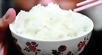 ●國外最新研究報告指出，多吃白米飯和第二型糖尿病有令人憂心的關聯；不過，專家認為，可混搭適量的糙米飯即可。記者陳柏亨／攝影