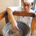 吳寶春從日本引進磨麥機，研磨台灣本土小麥。記者謝梅芬／攝影
