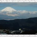 忽冷忽暗忽然晴空萬里.在遠處天邊仍然可以看到富士山.光亮的禿頂.