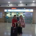 帶著厚重的行李，第一天要趕路到南京。