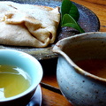 在臺北巷弄，喝到清潤、帶花柚香的武夷岩茶，搭上略具酸味的蘋果派，真是週末午後，繁忙生活
最佳的「安慰品」。