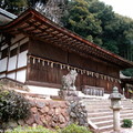 本殿(国宝)是平安時代後期(1060)的建築，是日本現存最古老的神社建築。