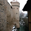護城河是一道天然的壕溝，由此可見城堡與陸地是分離的。13世紀時在最古老的外牆周邊建造了三個半圓形塔樓