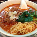 ↓人氣菜單是「担々麺」，湯頭以雞、豚骨熬煮15時以上而成，麵條與辣由都是自製。吃起來不如所見般重口味，出奇好吃