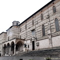 聖羅倫佐大教堂(Cathedral of San Lorenzo)分據在廣場的另一邊，約於1490年建的主教堂，但可以很清楚地從面對廣場的外立面看到，它是未完成的