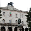 看到 Vittorio Emanuele IV 國王的騎馬雕像，就知此處是義大利廣場 (Piazza Italia)、省政廳所在地  
