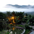 花東縱谷是夾在兩大山脈間的谷地，夜間因冷空氣的凝結沉澱，清晨起床最常見的景觀就是雲帶聚集於山谷間