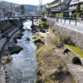 就如許多典型的溫泉街一般，中央有玉湯川流過，旅館則散布在沿岸兩側