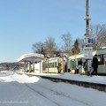 ↓鐵道與月台上都堆滿了厚厚的雪，列車已進站等著旅人上車