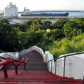 『美崙海濱公園』就在花蓮巿海濱街旁，正對著花蓮港的水道，遠處伸入海中央的巨臂就是港口的防波堤