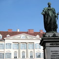 在皇宮Burg前有個自由廣場（Freiheitsplatz)，目前這座建築物被當作州府首長官邸