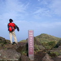 ↓由「七星山東峰」眺望主峰。峰頂腹地略小，基地錯落著大大小小的安山岩