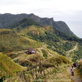 ↓步道以陡峭的階梯往上攀升，草嶺『埡口』也漸行漸遠