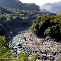 ↓此處因鄰近烏來攔水壩的下游，溪水遭水壩阻擋而水量驟減，因而露出溪底大片的岩層及石堆，遍佈紅褐色及灰黑色的裸岩，形成原始粗獷的洪荒氣息，因此稱為「洪荒峽」。