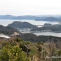 這是美浜町的方向，較遠方可以看到美麗的圓弧型海水浴場及松原海岸。 近處的日向湖周囲有急峻的山環繞、山與湖的北岸通向日本海