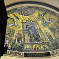 ↓後殿頂著一個占庭式的彩色灰泥「穹窿頂」，拱頂以馬賽克鑲嵌著基督圖像，這是完成於4到8世紀（後來的恢復）


