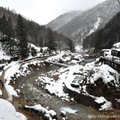 由高處眺望横湯川、地獄谷溫泉
