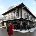 ↓在「旅館案內所」前等巴士時，已見藍天晴空