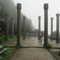 ↓神社原型包含寢殿、拜殿、手洗亭、參道（上述)所構成，可惜如今皆已遭拆毀，空留祭台與數根石柱在雨霧中訴說滄桑，現場隱約可見其規模
