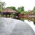 ↓進門後一眼望去，在水池中有兩棟峇里島傳統茅草屋，右邊是紀念商品展售廳，左邊即旅客 Check-in 大廳 