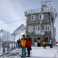 ↓「斯芬克斯觀景台」背面(出口) 為水泥建物，前方(正面) 即主峰 Jungfrau (4158m)