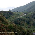 由登山口往北眺望、蜿蜒而上的公路是往夢幻湖方向，然後可接中湖戰備道路