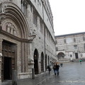 「翁布利亞國家藝術館」所在的建築物為13世紀興建的普利歐宮(Palazzo dei Priori）