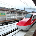 ↓我們要搭的秋田新幹線列車正停靠在本月台，左側為秋田內陸縱貫鐵道月台