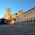 ↓阿西西的聖方濟各聖殿（Basilica di San Francesco d'Assisi）是聖人方濟各安葬之地，同時也是方濟各會的母堂，是義大利重要的天主教朝聖地