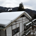 ↓窗外厚雪堆積的屋頂