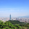 拇指山山頂有360度的觀景視野，當雲淡風輕天氣晴朗時，大臺北地區、觀音山、大屯山、汐止、烏來、三峽等地皆可一覽無遺，盡收眼底
