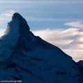 太陽往另一方下山，突顯出Matterhorn(馬特洪峰)優美的剪影