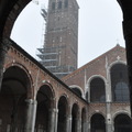 ↓左側的鐘樓較高，建於1144年，1889年又增加了兩層