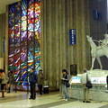 ↓車站大廳內可以看到一座騎馬雕像，他最早在此建城的仙台藩主伊達政宗