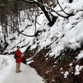 ↓登山道像這樣在山腰環繞，全程都是被雪覆蓋，有一點滑但並不難走