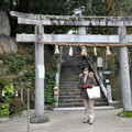 ↓還須經由階段下的鳥居進入，神社就在小丘上