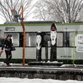 抵達「戸狩野沢温泉駅」時，雪花似雷霆萬鈞般的墜落。我們快走進駅舍內，真佩服現在年輕人還能悠哉走在月台上滑手機。希望野沢道祖神有保佑