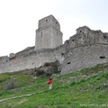 位於城市山丘上的馬喬雷大城塞 (Rocca Maggiore)，就是當時擔任防衛Assisi 安全的皇家堡壘，而那時期Assisi 屬於羅馬教廷的管轄
