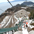 回程我們改換搭乘Lift吊椅下山，雖然沒有雲霄飛車的速度感，但眼下面臨空泛的日本海也是挺刺激的
