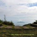 ↓天氣突然轉為明朗，往山頂的路是波浪起伏式的推進，而龜山島也一直在我們腳下