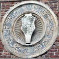 ↓在教堂外牆，可以看到史豐哲家族的家徽圖騰