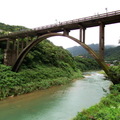 「侯硐・瑞三運煤橋」最初為建於1920(日治大正時代)，連接猴硐坑與瑞三選煤廠，當時作為各坑口利用柴油機關車拖運原煤礦過河入廠洗選的功能