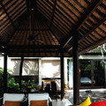 ↓屋頂採挑高的峇里島傳統茅草設計，客廳有一套休閒式的懶人沙發