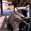 ↓進入二の鳥居 ，在右手邊有手洗舍可淨身，這是進入日本神社参拜前必須的禮節