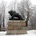 在公園一處角落的平台上，有一隻威武的獅子塑像，它腳下踩著一面敵人的旗幟。格拉茲人民鑄造這組銅雕像